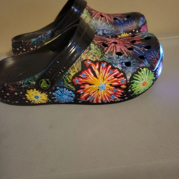 W6 Crocs - Picture 4 of 5